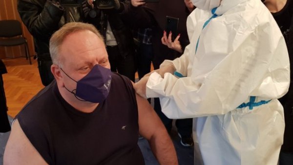 ВАКЦИНИСАН И ГРАДОНАЧЕЛНИК: Настављена имунизација здравствених радника у Лесковцу ВАКЦИНИСАН И ГРАДОНАЧЕЛНИК: Настављена имунизација здравствених радника у Лесковцу