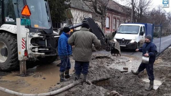 МАЛА АМЕРИКА БИЛА БЕЗ ВОДЕ: Радови на водоводној мрежи у Зрењанину МАЛА АМЕРИКА БИЛА БЕЗ ВОДЕ: Радови на водоводној мрежи у Зрењанину