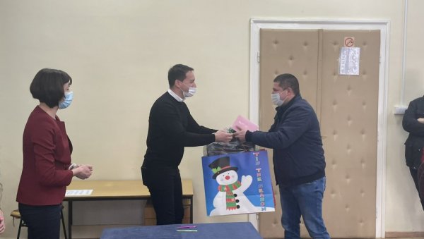 БОРБА ЗА ПУНЕ КОЛЕВКЕ: Прве бебе у трстеничкој општини добиле поклоне БОРБА ЗА ПУНЕ КОЛЕВКЕ: Прве бебе у трстеничкој општини добиле поклоне