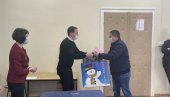 БОРБА ЗА ПУНЕ КОЛЕВКЕ: Прве бебе у трстеничкој општини добиле поклоне БОРБА ЗА ПУНЕ КОЛЕВКЕ: Прве бебе у трстеничкој општини добиле поклоне