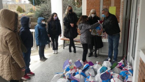 POKLONI ZA NAJSTARIJE SUGRAĐANE: Mali migranti darovali starije Vranjance POKLONI ZA NAJSTARIJE SUGRAĐANE: Mali migranti darovali starije Vranjance
