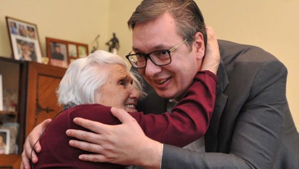 ДА СТЕ НАМ ЖИВИ И ЗДРАВИ: Вучић честитао рођендан најстаријој Српкињи (ФОТО) ДА СТЕ НАМ ЖИВИ И ЗДРАВИ: Вучић честитао рођендан најстаријој Српкињи (ФОТО)