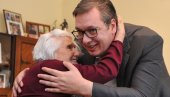 ДА СТЕ НАМ ЖИВИ И ЗДРАВИ: Вучић честитао рођендан најстаријој Српкињи (ФОТО) ДА СТЕ НАМ ЖИВИ И ЗДРАВИ: Вучић честитао рођендан најстаријој Српкињи (ФОТО)