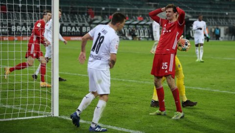 НОВИНАРКА ИЗНЕРВИРАЛА ИГРАЧА БАЈЕРНА: Каква је атмосфера у екипи? Вама је то смешно? (ВИДЕО) НОВИНАРКА ИЗНЕРВИРАЛА ИГРАЧА БАЈЕРНА: Каква је атмосфера у екипи? Вама је то смешно? (ВИДЕО)