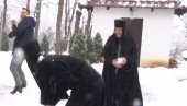 NESVAKINJAŠNJI SNIMAK IZ SRPSKE SVETINJE: Monahinje i sveštenici uživali u čarima grudvanja (VIDEO)