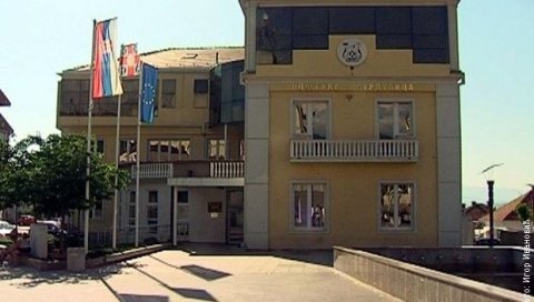 ХАПШЕЊЕ САМО ПОЧЕТАК: Дан после привођења четири службенице у Сурдулици због наводних злоупотреба ХАПШЕЊЕ САМО ПОЧЕТАК: Дан после привођења четири службенице у Сурдулици због наводних злоупотреба