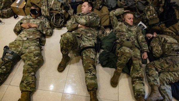 ГАРДА ЗАВРШИЛА У ГАРАЖИ: Полиција Капитола избацила гардисте напоље, америчка армија удише издувне гасове аутомобила (ВИДЕО) ГАРДА ЗАВРШИЛА У ГАРАЖИ: Полиција Капитола избацила гардисте напоље, америчка армија удише издувне гасове аутомобила (ВИДЕО)