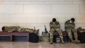 ОТРОВАНИ ЛОШОМ ХРАНОМ: Бранили Капитол, а хранили их некуваним месом са опиљцима метала ОТРОВАНИ ЛОШОМ ХРАНОМ: Бранили Капитол, а хранили их некуваним месом са опиљцима метала