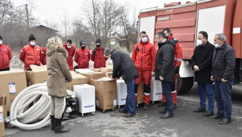 МАШИНЕ ЗА СУШЕЊЕ ПРОСТОРИЈА И ЦРПНЕ ПУМПЕ: Уручена помоћ Канцеларије за КиМ поплављеним домаћинствима у Лапљем селу МАШИНЕ ЗА СУШЕЊЕ ПРОСТОРИЈА И ЦРПНЕ ПУМПЕ: Уручена помоћ Канцеларије за КиМ поплављеним домаћинствима у Лапљем селу