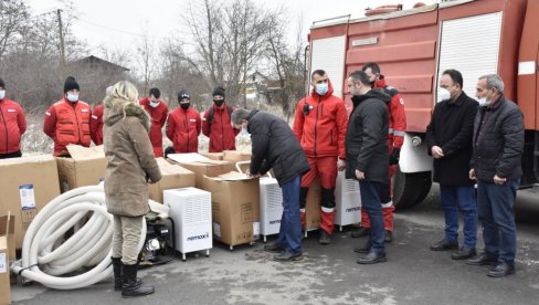 МАШИНЕ ЗА СУШЕЊЕ ПРОСТОРИЈА И ЦРПНЕ ПУМПЕ: Уручена помоћ Канцеларије за КиМ поплављеним домаћинствима у Лапљем селу МАШИНЕ ЗА СУШЕЊЕ ПРОСТОРИЈА И ЦРПНЕ ПУМПЕ: Уручена помоћ Канцеларије за КиМ поплављеним домаћинствима у Лапљем селу