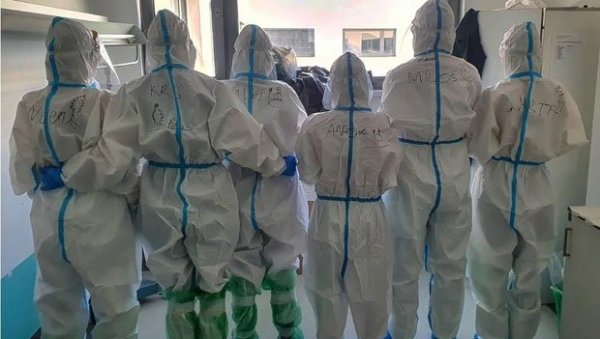 ВОЛОНТЕРИ ХРАНЕ ДУШУ У ЦРВЕНОЈ ЗОНИ: Хумани студенти добровољци на задатку у болници ВОЛОНТЕРИ ХРАНЕ ДУШУ У ЦРВЕНОЈ ЗОНИ: Хумани студенти добровољци на задатку у болници