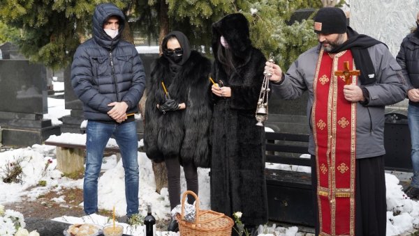 ДЕТАЉ КОЈИ СУ СВИ ПРИМЕТИЛИ: Ражнатовићи сваке године на Арканов гроб не долазе без овога (ФОТО) ДЕТАЉ КОЈИ СУ СВИ ПРИМЕТИЛИ: Ражнатовићи сваке године на Арканов гроб не долазе без овога (ФОТО)