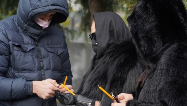 ЦЕЦА ДОШЛА НА АРКАНОВ ГРОБ: Стигла је међу првима, а ево ко је био поред ње! (ФОТО) ЦЕЦА ДОШЛА НА АРКАНОВ ГРОБ: Стигла је међу првима, а ево ко је био поред ње! (ФОТО)