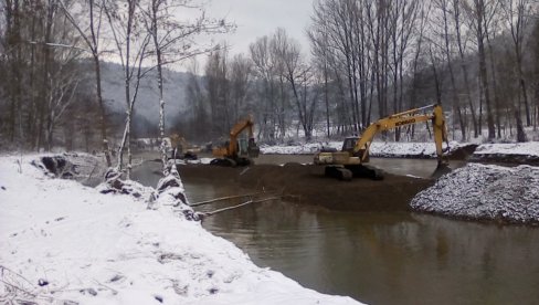 ВЛАСОТИНЦЕ ДОБИЛО ВОДУ: Апел грађанима да је не користе за пиће и припрему хране ВЛАСОТИНЦЕ ДОБИЛО ВОДУ: Апел грађанима да је не користе за пиће и припрему хране