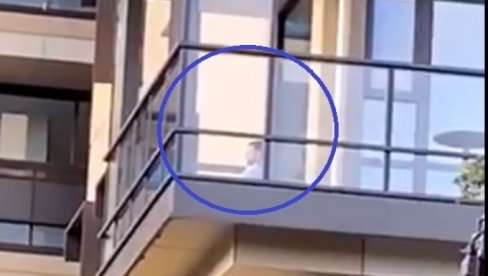 ŠPIJUNIRAJU ĐOKOVIĆA: Evo šta Novak radi u izolaciji (VIDEO) ŠPIJUNIRAJU ĐOKOVIĆA: Evo šta Novak radi u izolaciji (VIDEO)