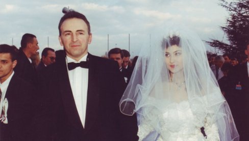 POJAVILA SE NIKAD VIĐENA SLIKA SA VENČANJA RAŽNATOVIĆA: Poznati pevači u društvu momaka sa asfalta (FOTO) POJAVILA SE NIKAD VIĐENA SLIKA SA VENČANJA RAŽNATOVIĆA: Poznati pevači u društvu momaka sa asfalta (FOTO)