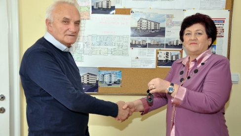 ЗА НАГРАДУ - СТАН! Деса испраћена у пензију уз поклон који ће памтити док је жива ЗА НАГРАДУ - СТАН! Деса испраћена у пензију уз поклон који ће памтити док је жива