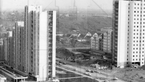 СОЛИТЕРИ МЕЂУ КУКУРУЗОМ И ЊИВАМА БЕЖАНИЈСКИХ СЕЉАКА: Многима непознати давни кадрови изградње новобеоградских блокова (ФОТО) СОЛИТЕРИ МЕЂУ КУКУРУЗОМ И ЊИВАМА БЕЖАНИЈСКИХ СЕЉАКА: Многима непознати давни кадрови изградње новобеоградских блокова (ФОТО)