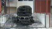 ГОРЕО ПАСАТ У ДВОРИШТУ: Нова паљевина аутомобила у Требињу узнемирила јавност ГОРЕО ПАСАТ У ДВОРИШТУ: Нова паљевина аутомобила у Требињу узнемирила јавност