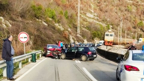 ТЕШКА САОБРАЋАЈКА КОД ВИРПАЗАРА: Створиле се километарске колоне чекајући тужиоца да изађе на терен, Баранин теже повређен (ФОТО) ТЕШКА САОБРАЋАЈКА КОД ВИРПАЗАРА: Створиле се километарске колоне чекајући тужиоца да изађе на терен, Баранин теже повређен (ФОТО)