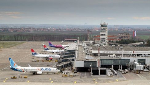 ČISTAČ AVIONA KOMPANIJSKIM KARTICAMA PODIZAO NOVAC: Uzimao ih iz pilotske kabine i vraćao posle korišćenja ČISTAČ AVIONA KOMPANIJSKIM KARTICAMA PODIZAO NOVAC: Uzimao ih iz pilotske kabine i vraćao posle korišćenja
