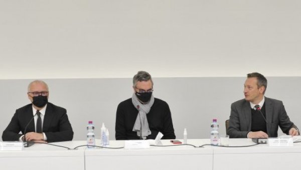 НАЈПОТРЕБНИЈЕ МОБИЛНЕ КУЋЕ: У Привредној комори Србије одржан састанак челника Београда са српским привредницима за помоћ у Хрватској НАЈПОТРЕБНИЈЕ МОБИЛНЕ КУЋЕ: У Привредној комори Србије одржан састанак челника Београда са српским привредницима за помоћ у Хрватској