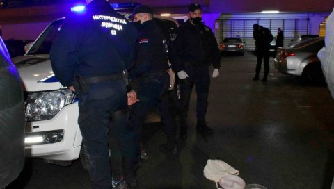 ПОЛИЦИЈСКА АКЦИЈА ГНЕВ У БЕОГРАДУ: Заустављен мерцедес на Панчевачком путу, заплењена огромна количина дроге (ФОТО) ПОЛИЦИЈСКА АКЦИЈА ГНЕВ У БЕОГРАДУ: Заустављен мерцедес на Панчевачком путу, заплењена огромна количина дроге (ФОТО)
