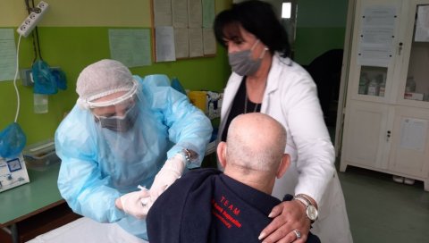 ПОЧЕЛА ВАКЦИНАЦИЈА У ЛОЗНИЦИ: Најстарији пацијент има чак 97 година ПОЧЕЛА ВАКЦИНАЦИЈА У ЛОЗНИЦИ: Најстарији пацијент има чак 97 година