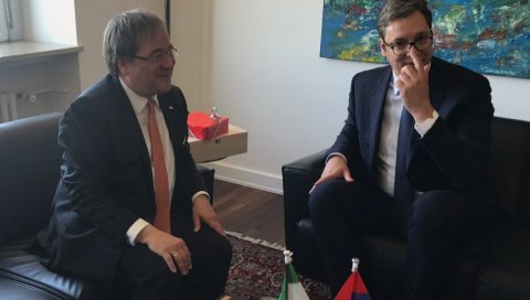 ОДЛИЧНИ ОДНОСИ ВУЧИЋА И ЛАШЕТА: Председник се већ састајао са наследником Меркелове, ево како га је поздравио нови шеф ЦДУ (ФОТО) ОДЛИЧНИ ОДНОСИ ВУЧИЋА И ЛАШЕТА: Председник се већ састајао са наследником Меркелове, ево како га је поздравио нови шеф ЦДУ (ФОТО)