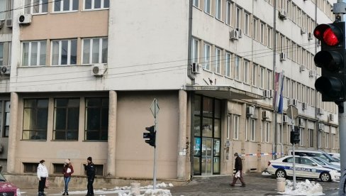 ПРОНАЂЕН КОКАИН ТОКОМ ПРЕТРЕСА АУТОМОБИЛА: Крушевачка полиција запленила дрогу, сувозач добија кривичну пријаву ПРОНАЂЕН КОКАИН ТОКОМ ПРЕТРЕСА АУТОМОБИЛА: Крушевачка полиција запленила дрогу, сувозач добија кривичну пријаву