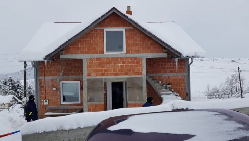 ПРВЕ ФОТОГРАФИЈЕ СА МЕСТА МАСАКРА КОД СЈЕНИЦЕ: Овде је страдало троје људи, потрага за убицом у току! ПРВЕ ФОТОГРАФИЈЕ СА МЕСТА МАСАКРА КОД СЈЕНИЦЕ: Овде је страдало троје људи, потрага за убицом у току!