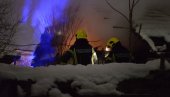 PLAMEN GUTA KUĆU U KUMODRAŽU: Vatrogasci se bore sa vatrenom stihijom (VIDEO) PLAMEN GUTA KUĆU U KUMODRAŽU: Vatrogasci se bore sa vatrenom stihijom (VIDEO)