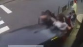 СНИМАК УЖАСА НА МИЉАКОВЦУ: Аутомобил у великој брзини покосио људе на тротоару (ВИДЕО) СНИМАК УЖАСА НА МИЉАКОВЦУ: Аутомобил у великој брзини покосио људе на тротоару (ВИДЕО)