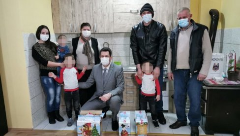ГРАДОНАЧЕЛНИК ШАПЦА У ПОЦЕРИНИ: Подршка сеоским породицама са више деце ГРАДОНАЧЕЛНИК ШАПЦА У ПОЦЕРИНИ: Подршка сеоским породицама са више деце