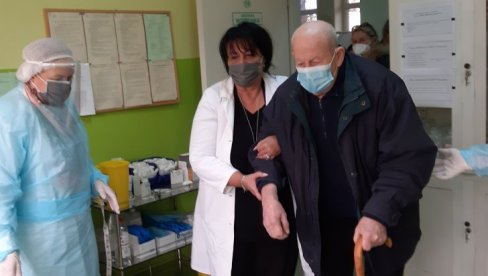 КО СЕ ЧУВА И БОГ ГА ЧУВА: Арсеније Радивојевић (97) из Бање Ковиљаче први примио вакцину у Лозничком крају (ФОТО) КО СЕ ЧУВА И БОГ ГА ЧУВА: Арсеније Радивојевић (97) из Бање Ковиљаче први примио вакцину у Лозничком крају (ФОТО)