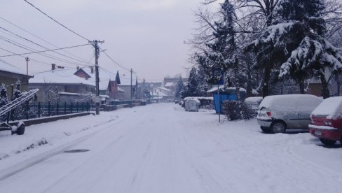 ЗИМСКЕ ЧАРОЛИЈЕ У ЈАГОДИНИ: Старији чисте снег, а деца се скијају и санкају (ФОТО) ЗИМСКЕ ЧАРОЛИЈЕ У ЈАГОДИНИ: Старији чисте снег, а деца се скијају и санкају (ФОТО)