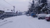 ЗИМСКЕ ЧАРОЛИЈЕ У ЈАГОДИНИ: Старији чисте снег, а деца се скијају и санкају (ФОТО) ЗИМСКЕ ЧАРОЛИЈЕ У ЈАГОДИНИ: Старији чисте снег, а деца се скијају и санкају (ФОТО)