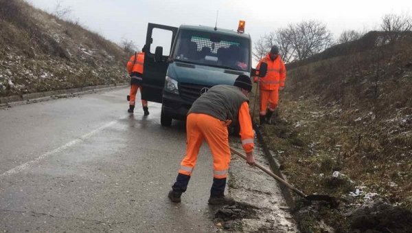 ПРЕВЕНЦИЈА ПРОТИВ ПОЛЕДИЦЕ: Уредили канале за одводњавање атмосферских вода у Вршцу ПРЕВЕНЦИЈА ПРОТИВ ПОЛЕДИЦЕ: Уредили канале за одводњавање атмосферских вода у Вршцу