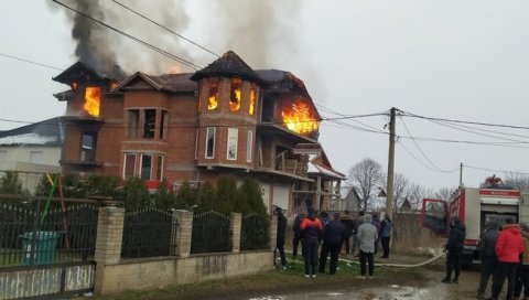 У ВАТРЕНОЈ СТИХИЈИ НЕМА ПОВРЕЂЕНИХ: Изгорео кровни део куће у лесковачком насељу Славко Златановић У ВАТРЕНОЈ СТИХИЈИ НЕМА ПОВРЕЂЕНИХ: Изгорео кровни део куће у лесковачком насељу Славко Златановић