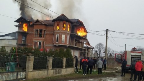 U VATRENOJ STIHIJI NEMA POVREĐENIH: Izgoreo krovni deo kuće u leskovačkom naselju Slavko Zlatanović U VATRENOJ STIHIJI NEMA POVREĐENIH: Izgoreo krovni deo kuće u leskovačkom naselju Slavko Zlatanović