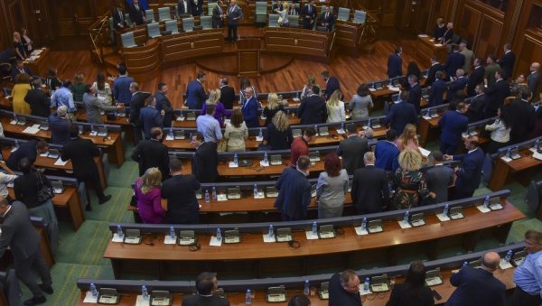 ТРИ СРПСКЕ ГРУПАЦИЈЕ НА ЛИСТИЋУ: Пријаве за ванредне парламентарне изборе на Косову и Метохији, који се одржавају 14. фебруара ТРИ СРПСКЕ ГРУПАЦИЈЕ НА ЛИСТИЋУ: Пријаве за ванредне парламентарне изборе на Косову и Метохији, који се одржавају 14. фебруара