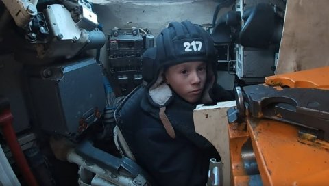 РУСКИ ТЕНКИСТИ ОСТВАРИЛИ САН ДЕЧАКУ МАКСИМУ: Окушао се на месту возача тенка (ВИДЕО) РУСКИ ТЕНКИСТИ ОСТВАРИЛИ САН ДЕЧАКУ МАКСИМУ: Окушао се на месту возача тенка (ВИДЕО)