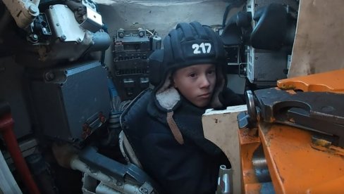 РУСКИ ТЕНКИСТИ ОСТВАРИЛИ САН ДЕЧАКУ МАКСИМУ: Окушао се на месту возача тенка (ВИДЕО) РУСКИ ТЕНКИСТИ ОСТВАРИЛИ САН ДЕЧАКУ МАКСИМУ: Окушао се на месту возача тенка (ВИДЕО)