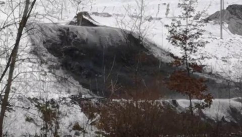 ЈАЛОВИНА СЕ ИЗЛИЛА У ИБАР: Пукао бедем у Лепосавићу (ВИДЕО) ЈАЛОВИНА СЕ ИЗЛИЛА У ИБАР: Пукао бедем у Лепосавићу (ВИДЕО)