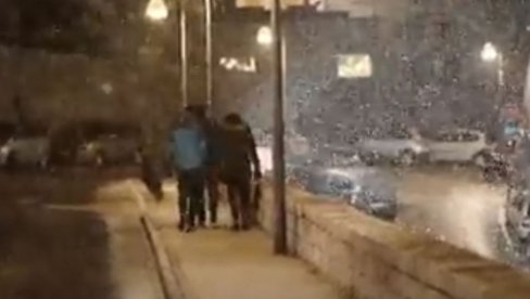 STIGAO IM LEDENI TALAS: U Dubrovniku pao sneg, ima ga i na ostrvima (VIDEO) STIGAO IM LEDENI TALAS: U Dubrovniku pao sneg, ima ga i na ostrvima (VIDEO)