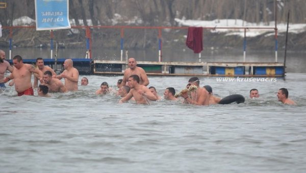У КРУШЕВЦУ САМО СЕКУ КОЛАЧ, У ДВЕ ОПШТИНЕ СЕ И ПЛИВА БЕЗ ПУБЛИКЕ: Богојављење у време епидемије у Расинском округу У КРУШЕВЦУ САМО СЕКУ КОЛАЧ, У ДВЕ ОПШТИНЕ СЕ И ПЛИВА БЕЗ ПУБЛИКЕ: Богојављење у време епидемије у Расинском округу