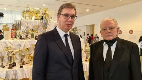VUČIĆ NA DODELI PLAKETE DUDI IVKOVIĆU: Obeleženo 100 godina od osnivanja Sportskog društva Radnički (VIDEO) VUČIĆ NA DODELI PLAKETE DUDI IVKOVIĆU: Obeleženo 100 godina od osnivanja Sportskog društva Radnički (VIDEO)