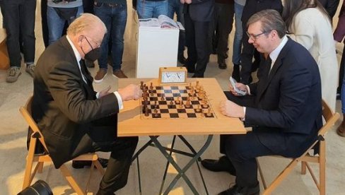 ВУЧИЋ И ДУДА ОДИГРАЛИ ПАРТИЈУ ШАХА: Ево ко је победио! (ФОТО) ВУЧИЋ И ДУДА ОДИГРАЛИ ПАРТИЈУ ШАХА: Ево ко је победио! (ФОТО)