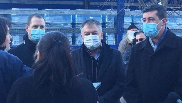 ОБЕЗБЕЂЕНО ПЕТ ШЛЕПЕРА ВОДЕ: Министар Тончев обишао поплављена подручја ОБЕЗБЕЂЕНО ПЕТ ШЛЕПЕРА ВОДЕ: Министар Тончев обишао поплављена подручја