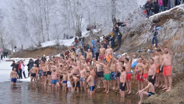 НА БОГОЈАВЉЕЊЕ НА ВЛАСИНСКОМ ЈЕЗЕРУ: Пети пут плива се за часни крст НА БОГОЈАВЉЕЊЕ НА ВЛАСИНСКОМ ЈЕЗЕРУ: Пети пут плива се за часни крст